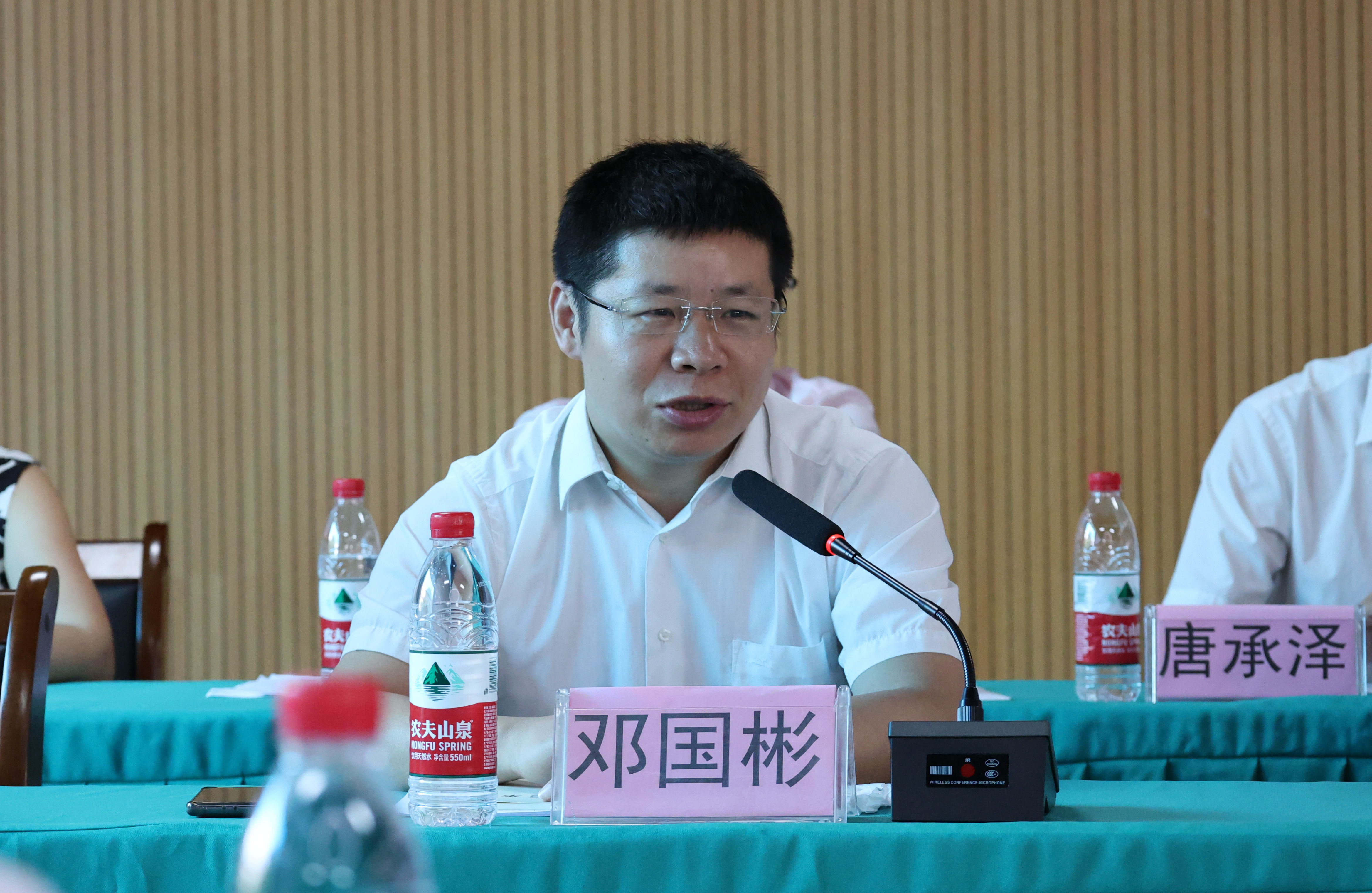 学校副校长邓国彬参加座谈会并讲话毕业生座谈会现场学生骨干座谈会