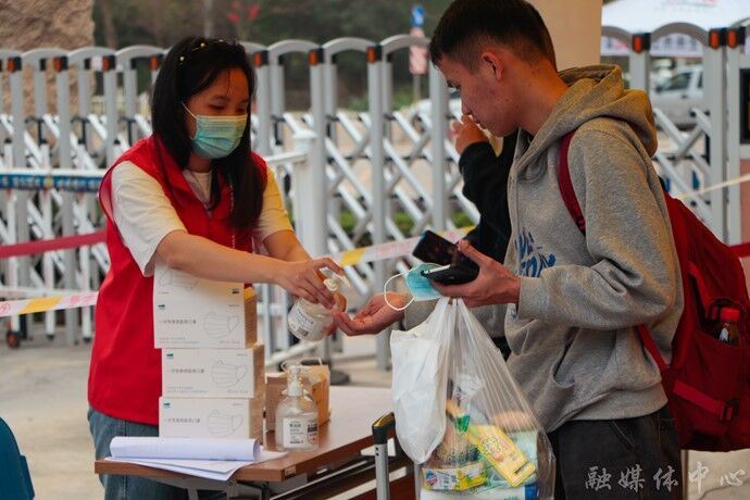 喜迎二十大 永远跟党走 奋进新征程 | 分校学子用实际行动践行雷锋精神